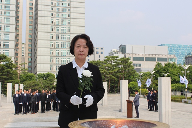 ▲ 추미애 경기도지사 당선인이 지난 4일 수원 현충탑을 참배하고 있다. ⓒ추미애 선거캠프 제공