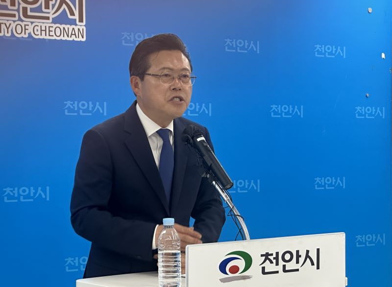 ▲ 장기수 천안시장 당선인이 시청 브리핑실을 찾아 민선 9기 시정 운영 방향을 설명하고 있다.ⓒ정태진