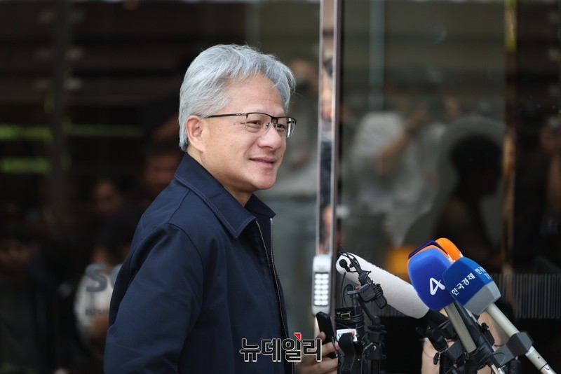 ▲ 젠슨황 엔비디아 CEO가 5일 오후 김포공항으로 입국해 기자들 앞에서 발언하고 있다.ⓒ서성진 기자