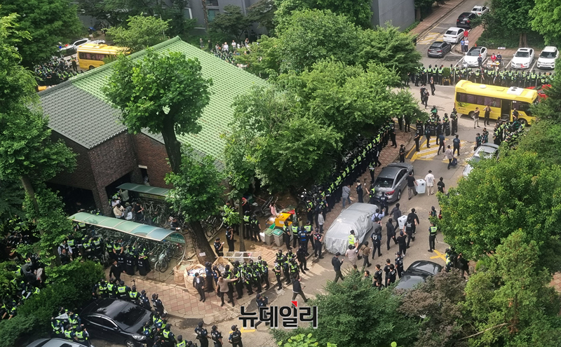 ▲ 투표용지 부족 사태로 반출되지 못한 서울 송파구 잠실7동 제2투표소 투표함 두 개가 5일 오전 시위대의 봉쇄 사흘만에 개표소로 이동하고 있다. (사진=독자 홍종선)