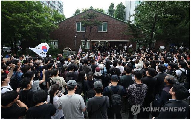 ▲ 투표용지 부족 논란이 불거진 서울 송파구 잠실7동 제2투표소 앞에서 시민들이 투표함 반출에 반대하는 구호를 외치고 있다.ⓒ연합뉴스
