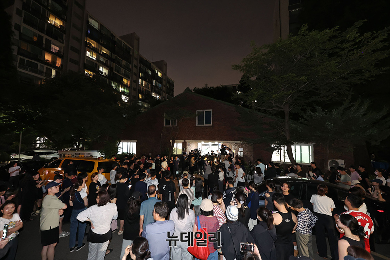 아파트 게시판 마다 순례글 물결 ... '애국 우파' 성지 떠오른 잠실 우성 - 뉴스 썸네일 이미지
