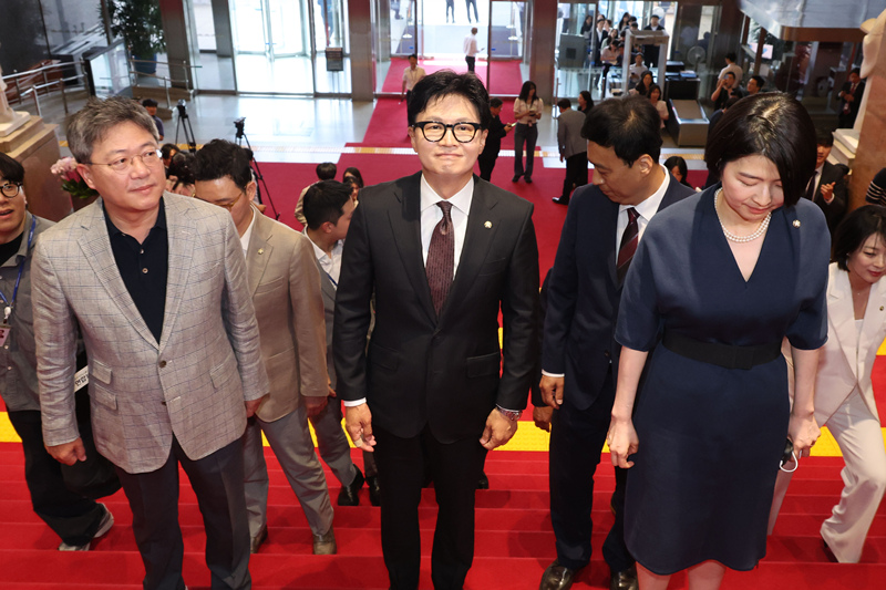 ▲ 한동훈 부산 북구갑 국회의원 보궐선거 당선인이 5일 서울 여의도 국회로 입성, 친한계 의원들과 본회의장 으로 향하고 있다. ⓒ 이종현 기자