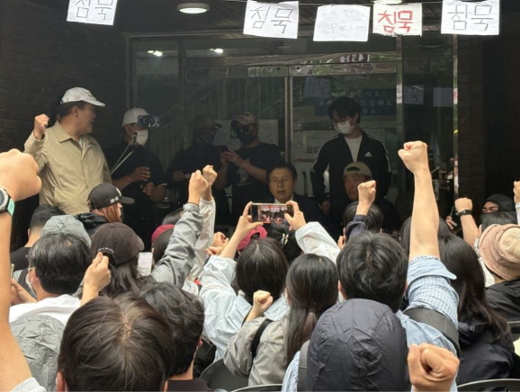 ▲ 지난 5일 서울 송파구 잠실7동 제2투표소 앞에서 황교안 자유와혁신 대표가 발언하는 모습. ⓒ뉴시스