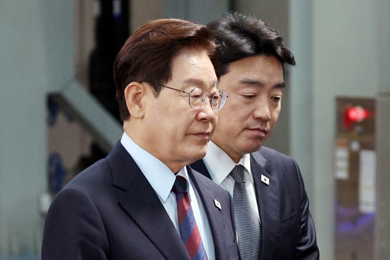 ▲ 이재명 대통령이 지난달 26일 경남 창원시 진해구에서 열린 '제1회 미래국방전략위원회'를 마친 뒤 강훈식 비서실장과 이동하는 모습. ⓒ뉴시스