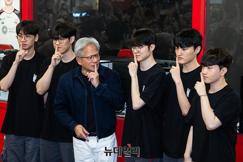 ▲ 젠슨황 엔비디아 CEO가 5일 서울 홍대 T1 베이스캠프에서 페이커를 비롯한 T1 소속 게이머들과 기념사진을 찍고 있다.ⓒ뉴데일리