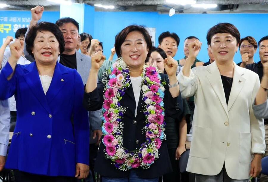 ▲ 신수정 더불어민주당 북구청장 당선인이 환호하고 있다 ⓒ신수성 캠프 제공