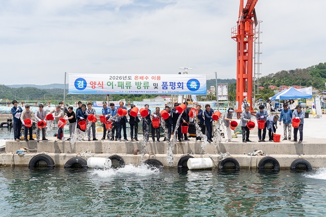 ▲ 월성원자력본부는 제31회 바다의 날을 맞아 5일 경주시 양남면 진리항과 인근 공동어장 해역에서 자체 양식한 강도다리 치어 6만 마리를 방류했다.ⓒ월성본부