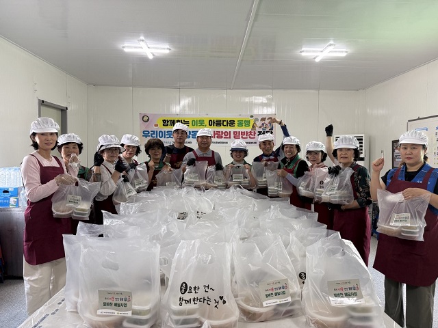 ▲ 구룡포읍지역사회보장협의체는 5일 새마을지도자구룡포읍부녀회와 함께 지역 내 홀몸 어르신과 취약계층 60세대를 대상으로 반찬을 전달하는 봉사활동을 실시했다.ⓒ포항시
