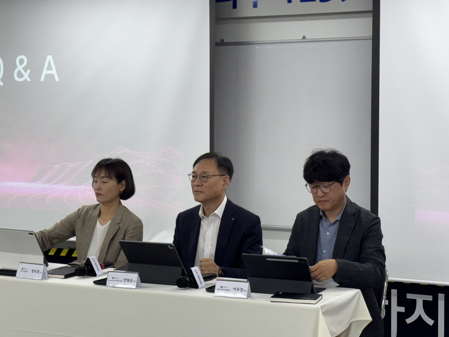 ▲ (왼쪽부터) 정숙경 상무, 안형균 상무, 이우정 LG유플러스 AIDC기술/운영담당이 Q&A에서 답변하는 모습. ⓒ곽예지 기자