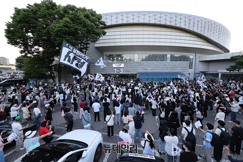 ▲ 5일 오후 서울 송파구 올림픽공원 핸드볼경기장 앞에 재선거를 요구하는 시민들이 추가로 집결하고 있다. 잠실7동 제2투표소 투표함 개표가 마무리된 이후에도 집회는 계속 이어지고 있다. ⓒ임찬웅 기자