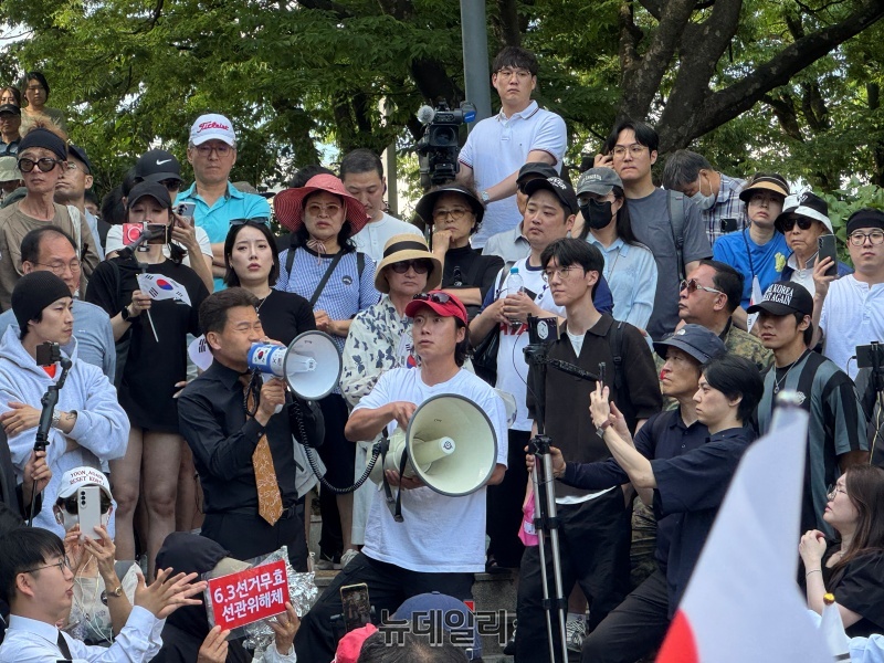 ▲ 전직 한국사 강사 전한길 씨가 5일 오후 서울 송파구 올림픽공원 핸드볼경기장 앞에서 집회 참가자들을 향해 발언하고 있다. ⓒ임찬웅 기자