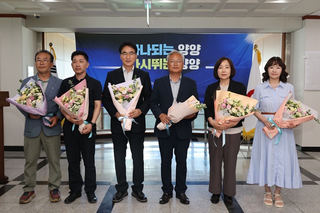 ▲ 현판 제막과 인수위원 임명장 수여, 당선인 격려를 통해 인수위원들에게 공식적인 역할과 책임을 부여하고, 성공적인 군정 인수를 위한 의지를 다졌다. ⓒ양양군