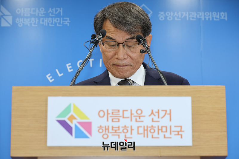 ▲ 노애악 중앙선거관리위원장이 5일 서울 과천청사에서 사의를 표명했다. ⓒ정상윤 기자