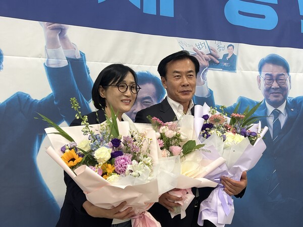 ▲ 구재용 인천 서구청장 당선인이 배우자와 함께 꽃다발을 들고 축하를 받고 있다. ⓒ구재용 캠프 제공