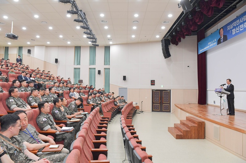 ▲ 대통령 직속 국민통합위원회 이석연 위원장이 5일 지상작전사령부를 방문해 전투참모단을 대상으로 '헌법적 가치에 기반한 군 정신전력'을 주제로 특별강연을 실시했다. ⓒ국민통합위원회
