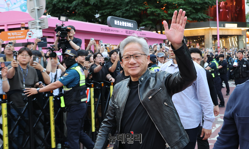 ▲ 젠슨 황 엔비디아 CEO가 5일 서울 마포구 서교동의 한 고깃집에서 열린 최태원 SK회장, 구광모 LG회장, 이해진 네이버 의장과의 삼겹살 회동에 참석하고 있다.ⓒ서성진 기자