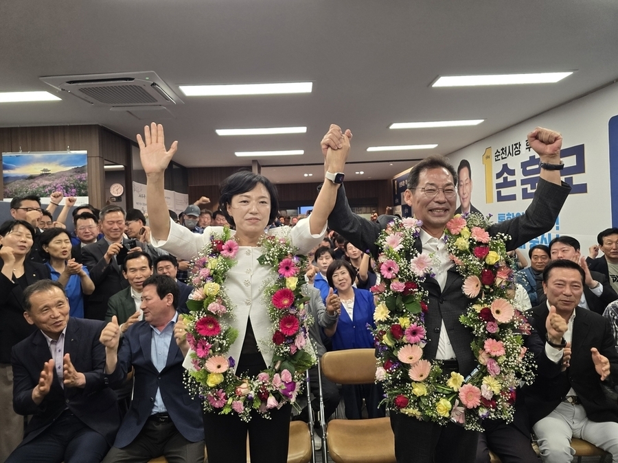▲ 손훈모 더불어민주당 순천시장 당선인이 환호하고 있다ⓒ손훈모 캠프 제공