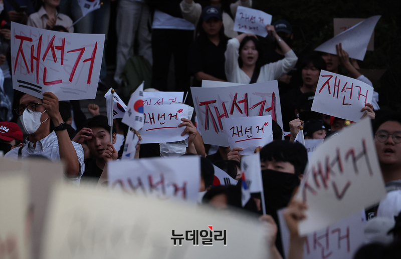 ▲ 6·3 지방선거 투표용지 부족 사태와 관련해 재선거를 주장하는 시민들이 5일 오후 잠실7동 제2투표소 개표가 마무리 된 서울 송파구 올림픽공원 핸드볼경기장 앞에서 재선거를 주장하며 구호를 외치고 있다. ⓒ정상윤 기자