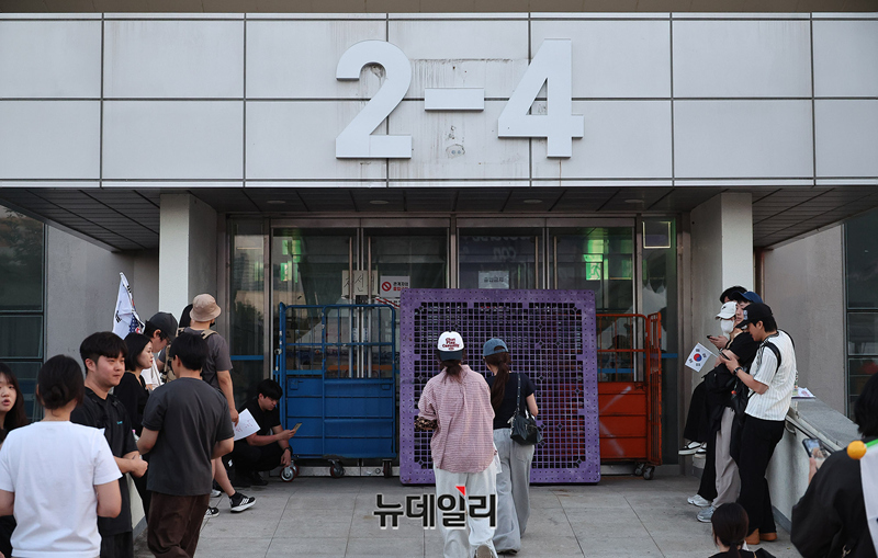 ▲ 6·3 지방선거 투표용지 부족 사태와 관련해 재선거를 주장하는 시민들이 5일 오후 잠실7동 제2투표소 개표가 마무리 된 서울 송파구 올림픽공원 핸드볼경기장 앞에서 재선거를 주장하며 구호를 외치고 있다. ⓒ정상윤 기자