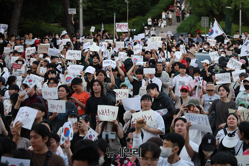 ▲ 6·3 지방선거 투표용지 부족 사태와 관련해 재선거를 주장하는 시민들이 5일 오후 잠실7동 제2투표소 개표가 마무리 된 서울 송파구 올림픽공원 핸드볼경기장 앞에서 재선거를 주장하며 구호를 외치고 있다. ⓒ정상윤 기자