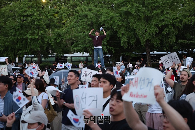 재선거 촉구 시위대, 이틀째 '잠실 개표소' 봉쇄 … 선관위 직원 20여 명 고립