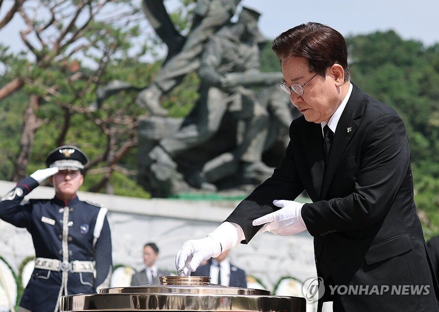 ▲ 이재명 대통령이 6일 서울 동작구 국립서울현충원에서 열린 제71회 현충일 추념식에서 현충탑에 분향하고 있다. ⓒ연합뉴스