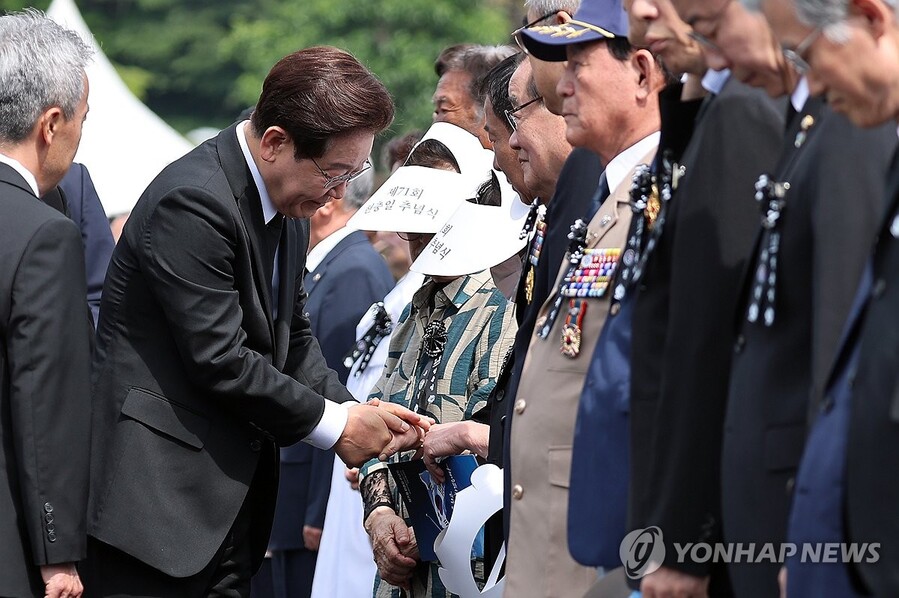 ▲ 이재명 대통령이 6일 서울 동작구 국립서울현충원에서 열린 제71회 현충일 추념식에 입장하며 참석자들과 인사하고 있다. ⓒ연합뉴스