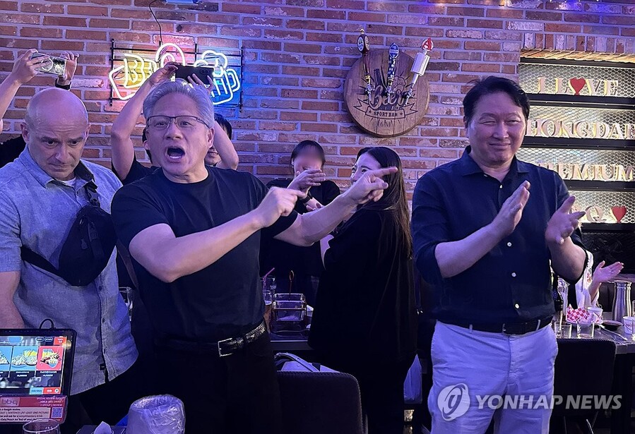 ▲ 엔터테크먼트의 상징 젠슨 황의 제스처가 정치인 뺨친다. ⓒ 연합뉴스