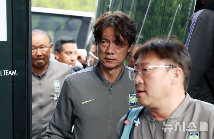 ▲ 축구국가대표팀 홍명보 감독이 5일(현지 시각) 멕시코 과달라하라 대표팀 숙소로 들어서고 있다. ⓒ뉴시스