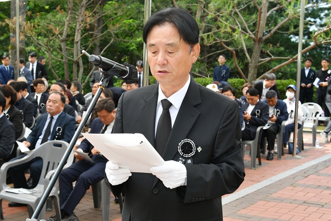 ▲ 제71회 현충일 추념식이 6일 화천읍 충열탑, 간동면 자유수호희생자 위령탑, 평화의 댐 인근 비목공원에서 최문순 군수, 박대현 도의원, 류희상 군의장과 군의원, 기관사회단체장들이 참석한 가운데 열렸다. ⓒ화천군