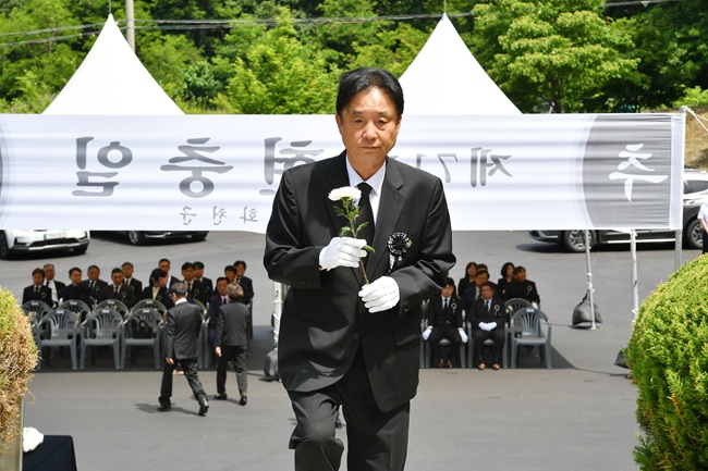 ▲ 제71회 현충일 추념식이 6일 화천읍 충열탑, 간동면 자유수호희생자 위령탑, 평화의 댐 인근 비목공원에서 최문순 군수, 박대현 도의원, 류희상 군의장과 군의원, 기관사회단체장들이 참석한 가운데 열렸다. ⓒ화천군