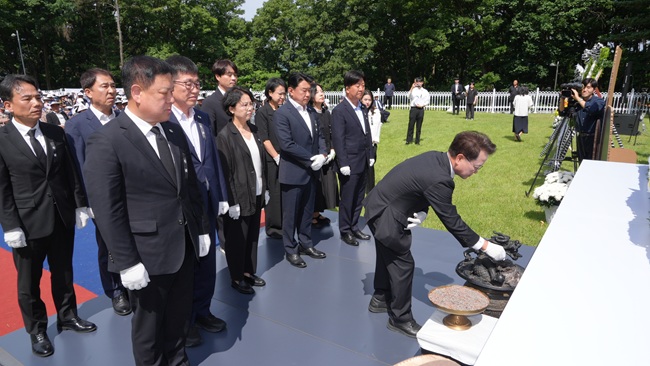 ▲ 춘천시가 제71회 현충일을 맞아 6일 우두동 충렬탑에서 국가유공자와 유족, 보훈단체장, 기관·단체장, 시민 등이 참석한 가운데 제71회 현충일 추념식을 개최했다. ⓒ춘천시