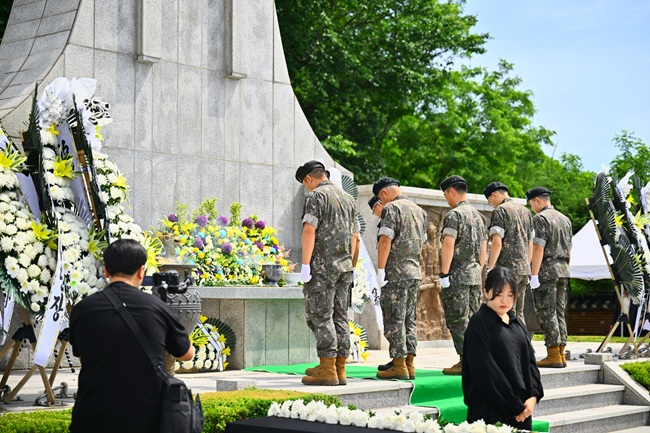 ▲ 속초시가 6일 도문동 충혼탑에서 국가유공자와 유가족, 보훈단체, 기관·단체장, 시민 등이 참석한 가운데 '제71회 현충일 추념식'을 거행했다. ⓒ속초시