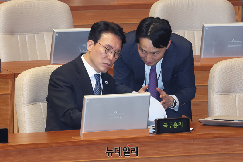 ▲ 김민석 국무총리가 6일 오후 국회에서 열린 본회의에서 경제에 관련 대정부질문에서 보좌진과 대화를 나누고 있다. ⓒ이종현 기자