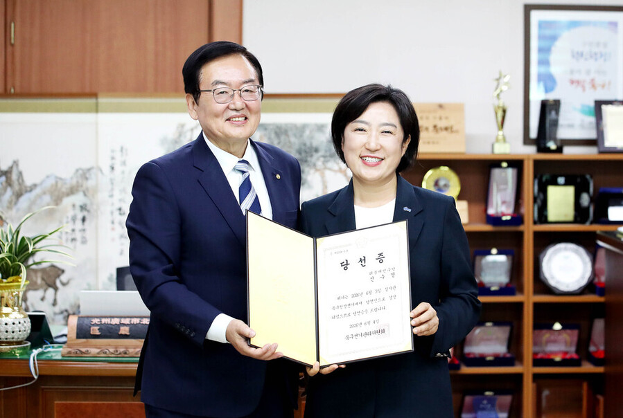 ▲ 지난 5일 광주 북구청장실에서 문인 북구청장과 신수정 당선인이 당선증을 들고 축하인사를 나누는 모습(좌측부터 문인 광주 북구청장과 신수정 북구청장 당선인)ⓒ광주광역시 북구청 제공
