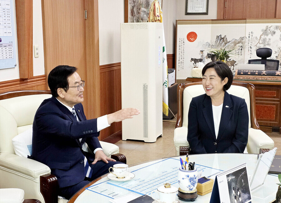 ▲ 지난 5일 광주 북구청장실에서 민선 9기 출범 준비에 대한 논의를 나누는 모습(좌측부터 문인 광주 북구청장과 신수정 북구청장 당선인)ⓒ광주광역시 북구청 제공