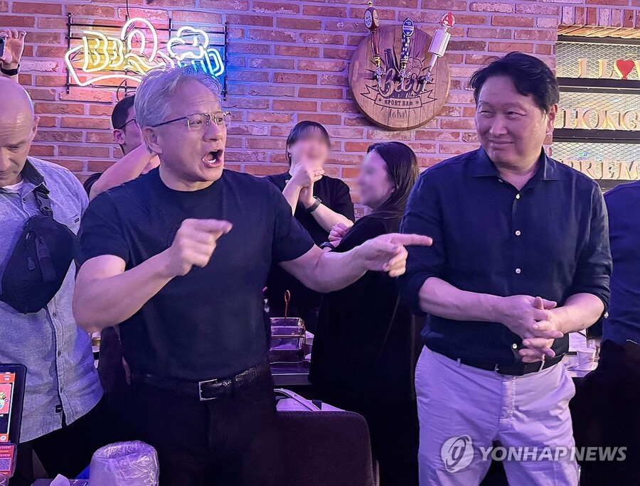 ▲ 젠슨 황 엔비디아 최고경영자(CEO)가 5일 서울 마포구 비비큐(BBQ) 홍대입구점에서 최태원 SK그룹 회장, 구광모 LG그룹 회장, 이해진 네이버 의장 등과 대화하고 있다. ⓒ연합뉴스