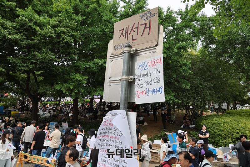 ▲ 6·3 지방선거 투표용지 부족 사태와 관련해 재선거를 요구하는 시민들이 7일 오전 서울 송파구 올림픽공원 핸드볼경기장 개표소 앞에 쌓인 지원 물품 주변을 지나가고 있다. ⓒ정상윤 기자