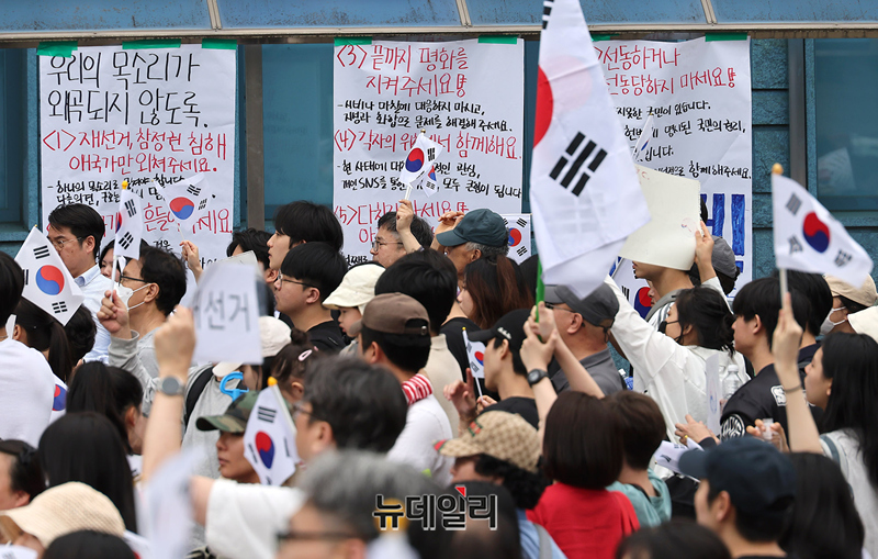 ▲ 서울 송파구 올림픽공원 핸드볼경기장 개표소 인근에 '재선거'와 '참정권 침해' 외 정치적 구호 사용을 자제해 달라는 내용의 안내문이 붙어 있다. ⓒ정상윤 기자