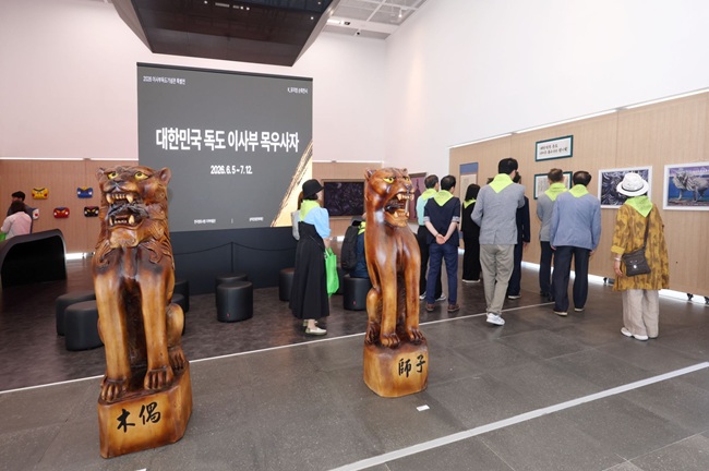 ▲ 전시는 영웅을 만나다, 이사부, 지혜를 보다, 목우사자, 기록을 읽다, 우산국과 옛 지도, 함께 누리다, 체험과 교류 등 4개 섹션으로 구성됐다. 대형 목조 목우사자 조형물과 회화 작품, 삼국사기·삼국유사 기록, 조선시대 고지도, 서예·전각 작품 등 총 33점의 전시 콘텐츠를 만나볼 수 있다. ⓒ삼척관광문화재단
