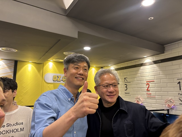 ▲ 장병규 크래프톤 의장과 젠슨 황 엔비디아 CEO가 7일 강남 신논현역 인근 PC방에서 만나 포즈를 취하고 있다.ⓒ게임기자단