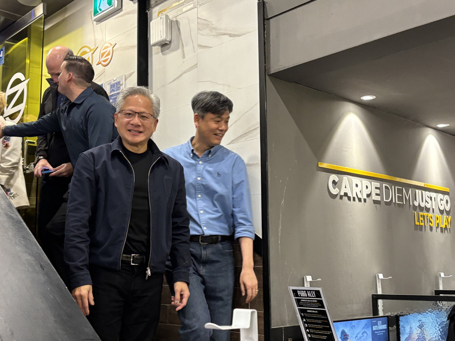 ▲ 젠슨 황 엔비디아 최고경영자(CEO)가 장병규 크래프톤 의장과 7일 오후 서울 강남구 옵티멈존 PC카페에서 입장하고 있다. ⓒ공동취재