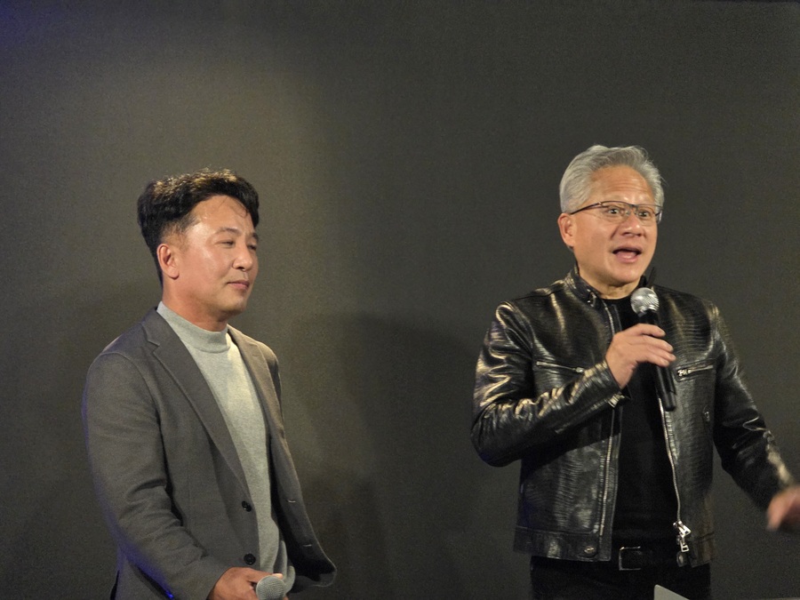 ▲ 젠슨 황 엔비디아 최고경영자와 김택진 엔씨소프트 대표이사가 7일 서울 강남구의 한 PC방에서 열린 AION2 서프라이즈 라이브에 참석했다. ⓒ공동취재단