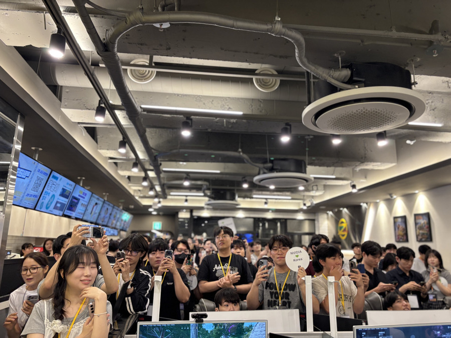 ▲ 젠슨 황 엔비디아 CEO가 7일 크래프톤이 PC방에 사전 초청한 게이머와 인플루언서를 대상으로 한 경품 추첨 행사에 참여자들이 황 CEO를 반갑게 환영하고 있다. ⓒ공동취재단