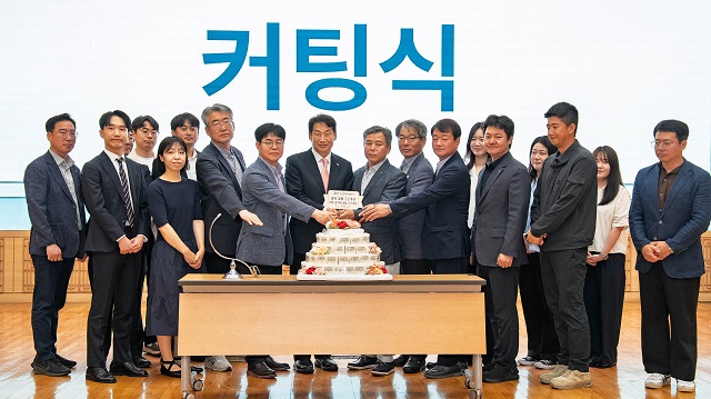▲ 공사 창립 51주년 기념식에 참여한 김남일 사장 및 전희찬 노조위원장 등이 케익커팅식을 하고 있다.ⓒ경북관광공사