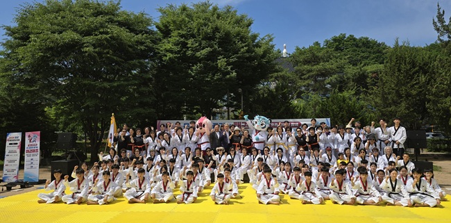 ▲ 춘천레저태권도조직위원회가 지난 6일 공지천 의암공원 야외무대에서 '2026 시민태권도 활성화 광장사업' 1차 행사를 성황리에 마무리했다. ⓒ춘천레저태권도조직위원회
