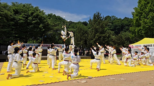 ▲ 춘천레저태권도조직위원회가 지난 6일 공지천 의암공원 야외무대에서 '2026 시민태권도 활성화 광장사업' 1차 행사를 성황리에 마무리했다. ⓒ춘천레저태권도조직위원회