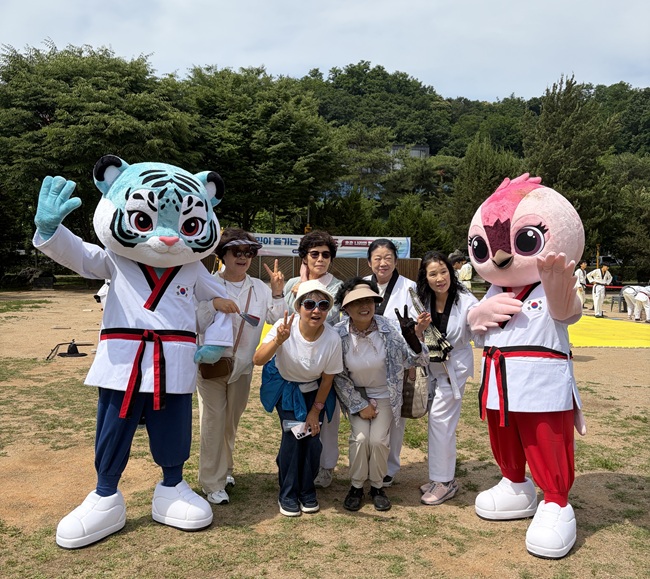 ▲ 춘천레저태권도조직위원회가 지난 6일 공지천 의암공원 야외무대에서 '2026 시민태권도 활성화 광장사업' 1차 행사를 성황리에 마무리했다. ⓒ춘천레저태권도조직위원회