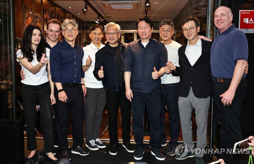▲ 젠슨 황 엔비디아 최고경영자(CEO)와 최태원 SK 회장, 사장단이 7일 서울 강남구 깐부치킨 삼성점에서 치맥 회동을 마친 뒤 기념촬영을 하고 있다.ⓒ연합뉴스
